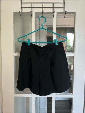 Uniqlo Black Pleated Shorts